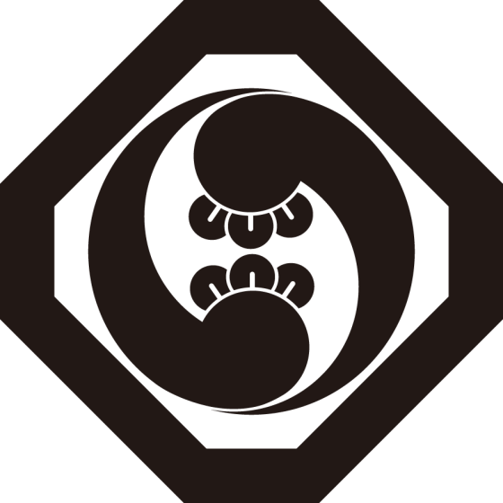 隅切り角に右二つ丁子巴紋