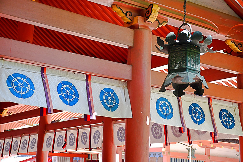 Temples with family crests on lanterns